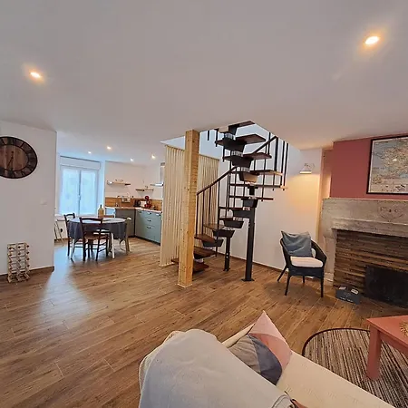 A La Maison De Apartment